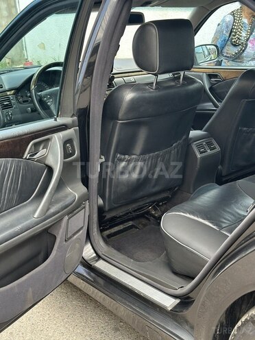 Mercedes E 270-10