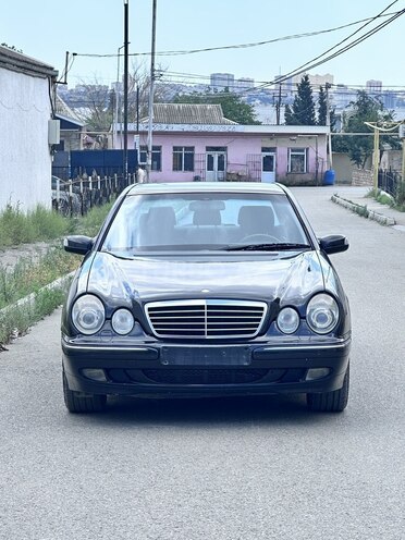 Mercedes E 270-1