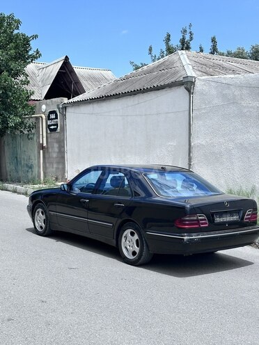 Mercedes E 270-6