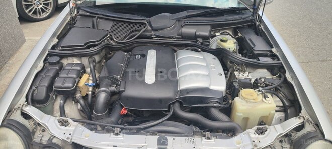 Mercedes E 220-11