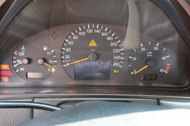 Mercedes E 220-10