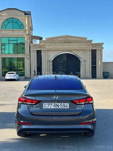 Hyundai Elantra-11
