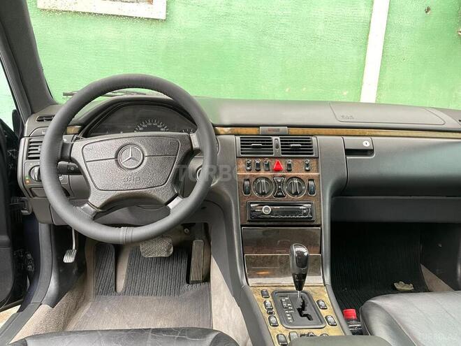 Mercedes E 240-3