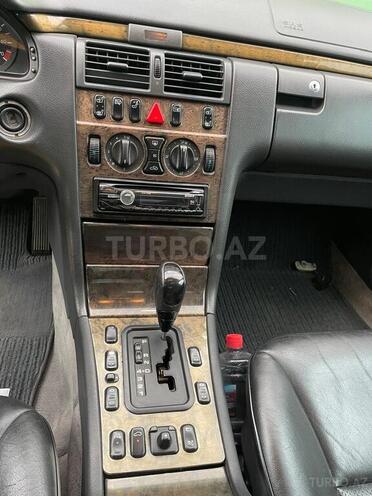 Mercedes E 240-11