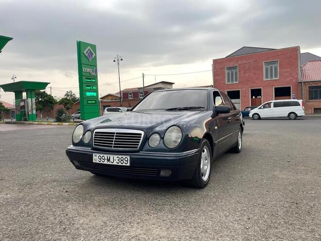 Mercedes E 240-4