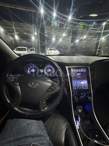 Hyundai Sonata-12