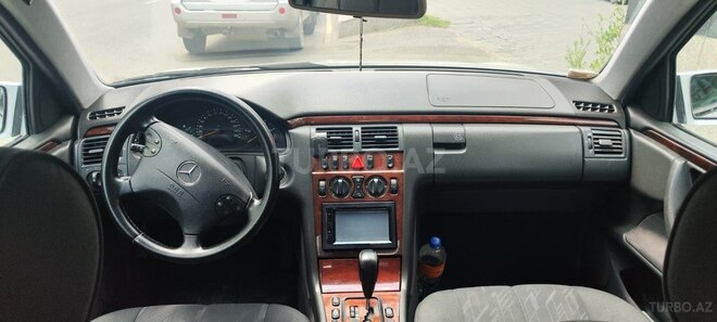 Mercedes E 220-12