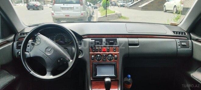 Mercedes E 220-13