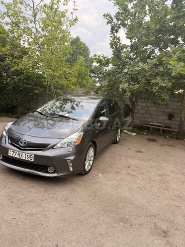 Toyota Prius V-2