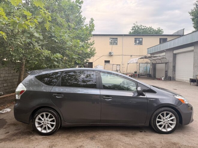 Toyota Prius V-4