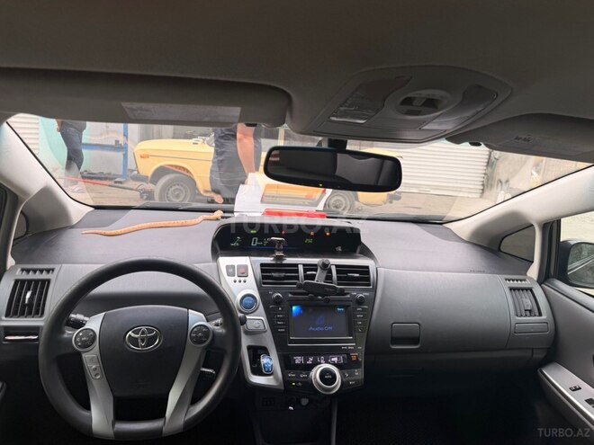 Toyota Prius V-6