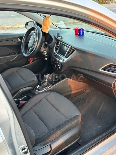 Hyundai Accent-12