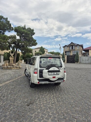 Mitsubishi Pajero-6