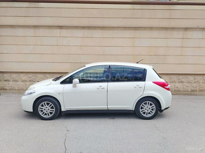 Nissan Tiida-12