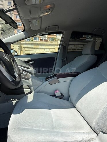 Toyota Prius-12