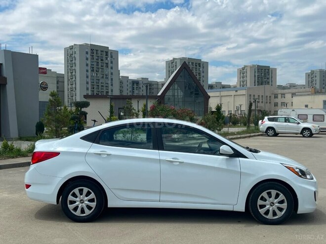 Hyundai Accent-15