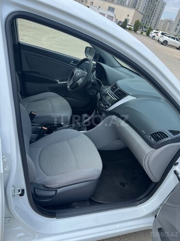 Hyundai Accent-14