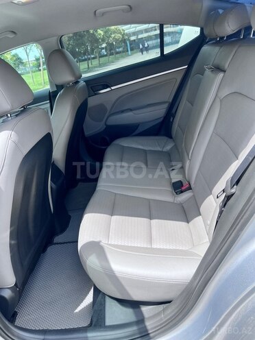 Hyundai Elantra-12