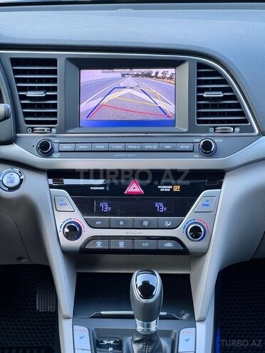 Hyundai Elantra-13