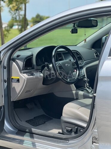 Hyundai Elantra-11