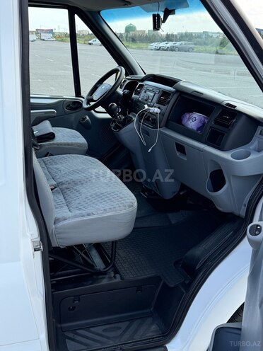 Ford Transit-17