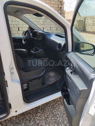 Mercedes Metris-10