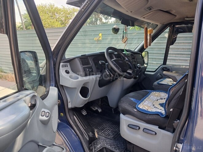 Ford Transit-8