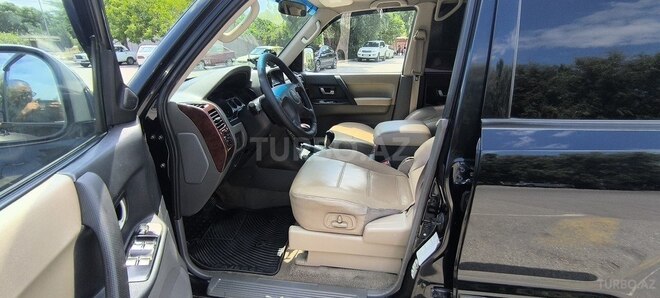 Mitsubishi Pajero-4