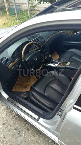 Mercedes E 270-9