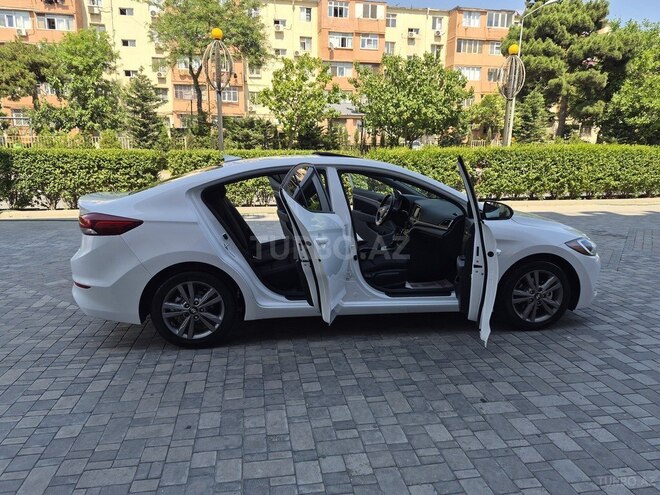 Hyundai Elantra-12