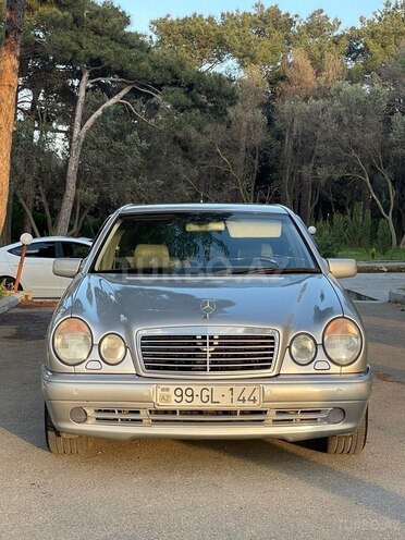 Mercedes E 280-1