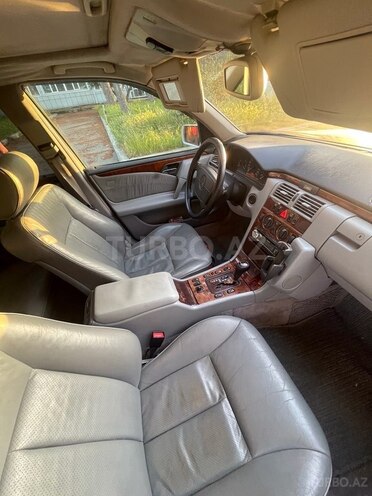 Mercedes E 280-16
