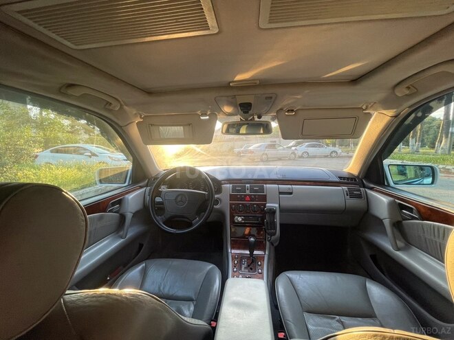 Mercedes E 280-17