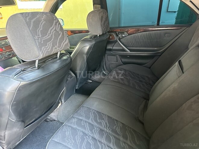 Mercedes E 220-12