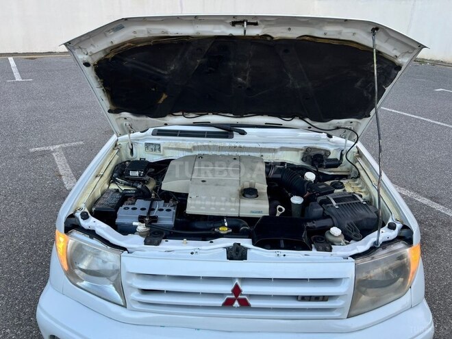Mitsubishi Pajero io-11