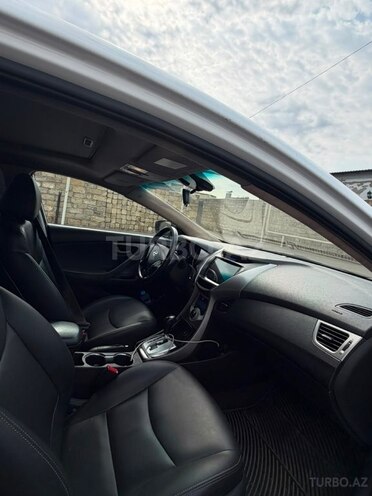Hyundai Elantra-2