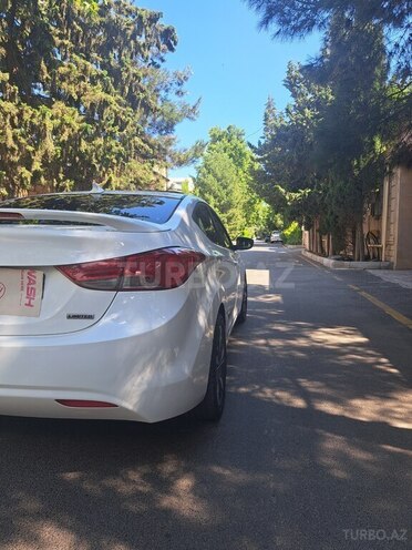 Hyundai Elantra-11