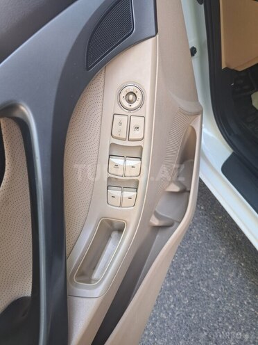 Hyundai Elantra-12