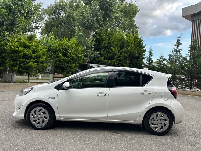 Toyota Aqua-10