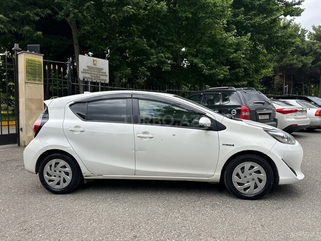 Toyota Aqua-9