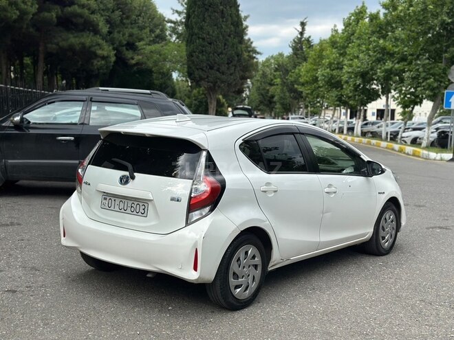 Toyota Aqua-5