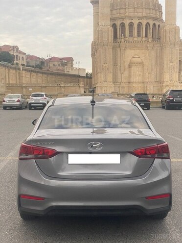 Hyundai Accent-12
