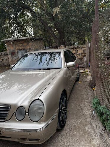 Mercedes E 220-11