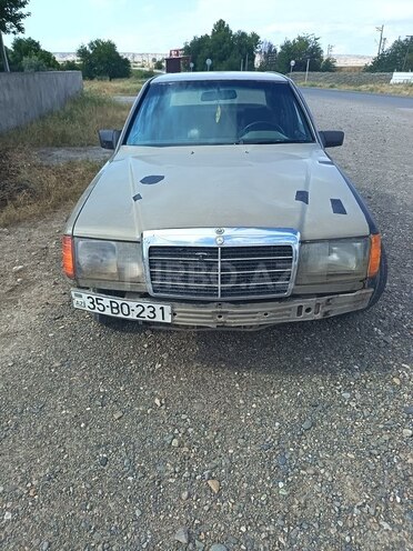 Mercedes 230 E-1