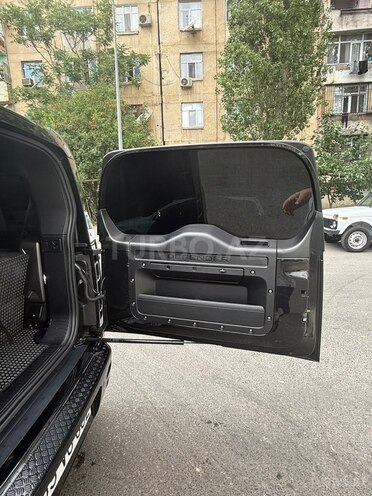 Land Rover Defender-11