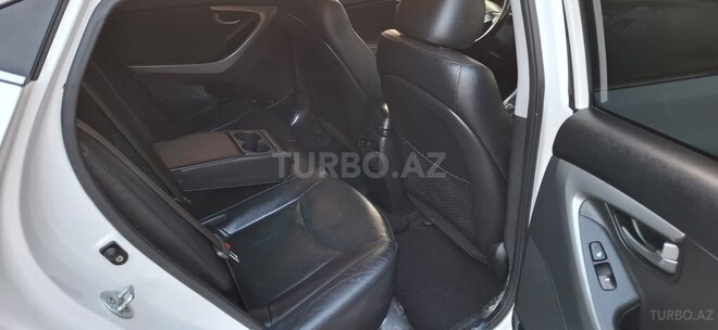 Hyundai Elantra-8