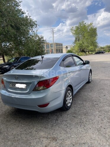 Hyundai Accent-2