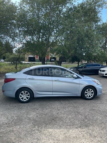 Hyundai Accent-7