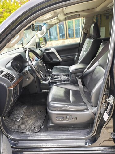 Toyota Land Cruiser Prado-8