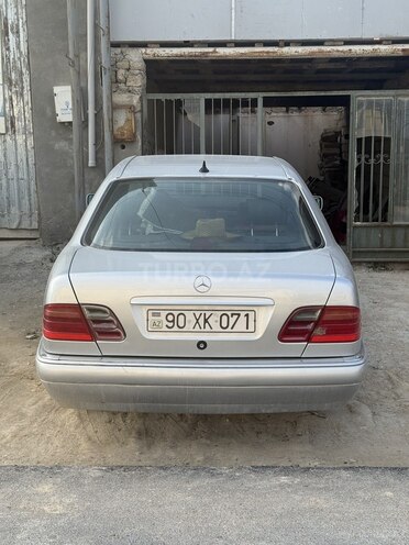Mercedes E 200-2